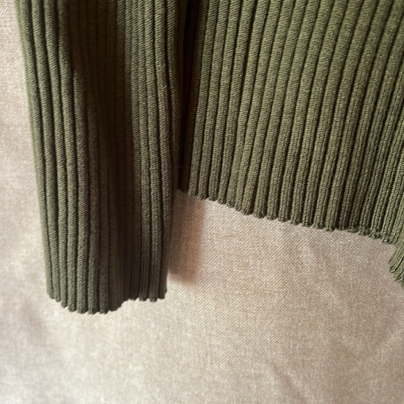Green, ultra stretchy, tie up front sweater - Picture 3 of 3